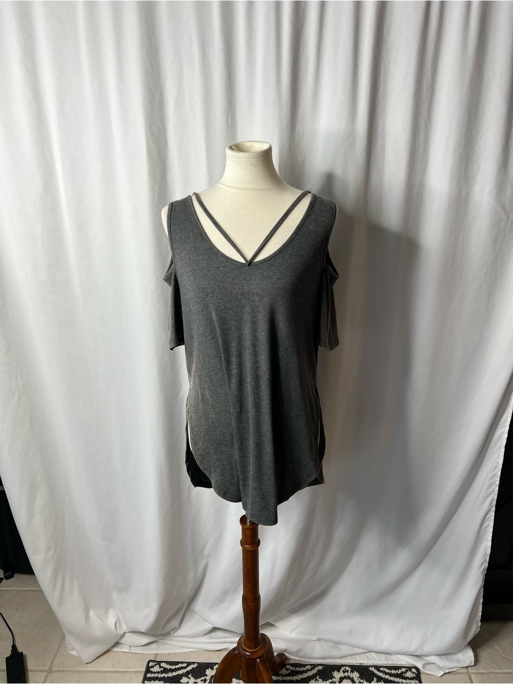 Umgee USA Cold Shoulder Tunic Top – Size Medium